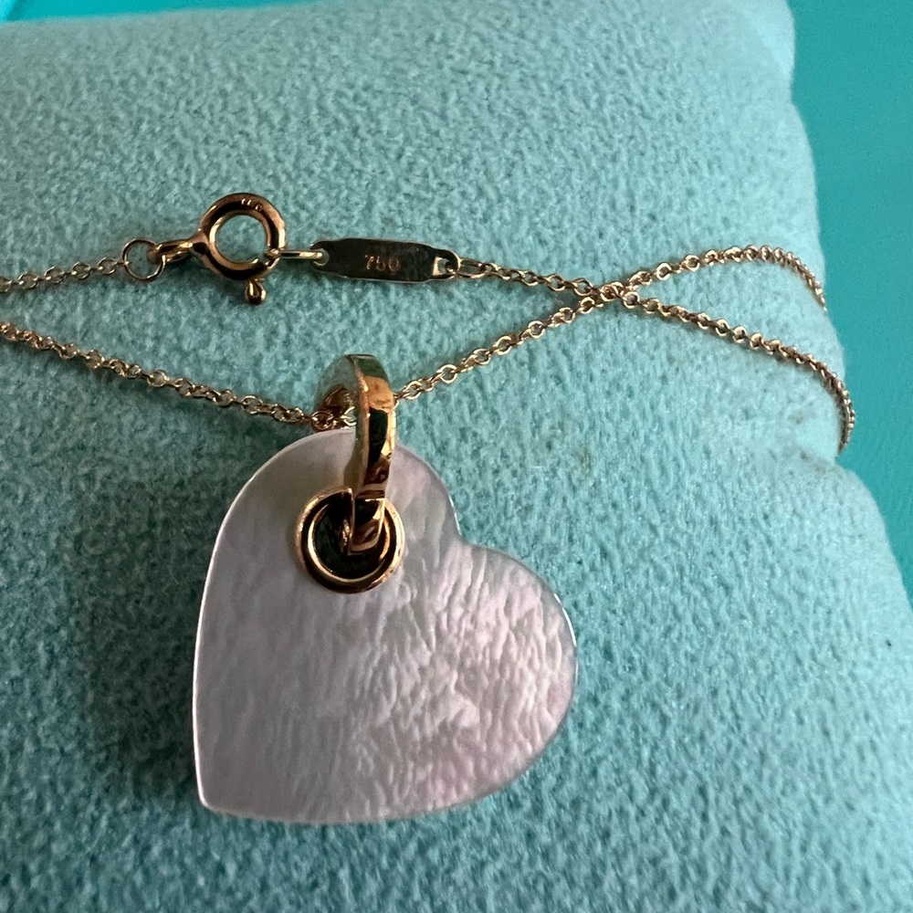 🌸🌸 Authentic Tiffany & Co. 18K Yellow Gold Heart Mother of Pearl Pendant - Picture 5 of 9